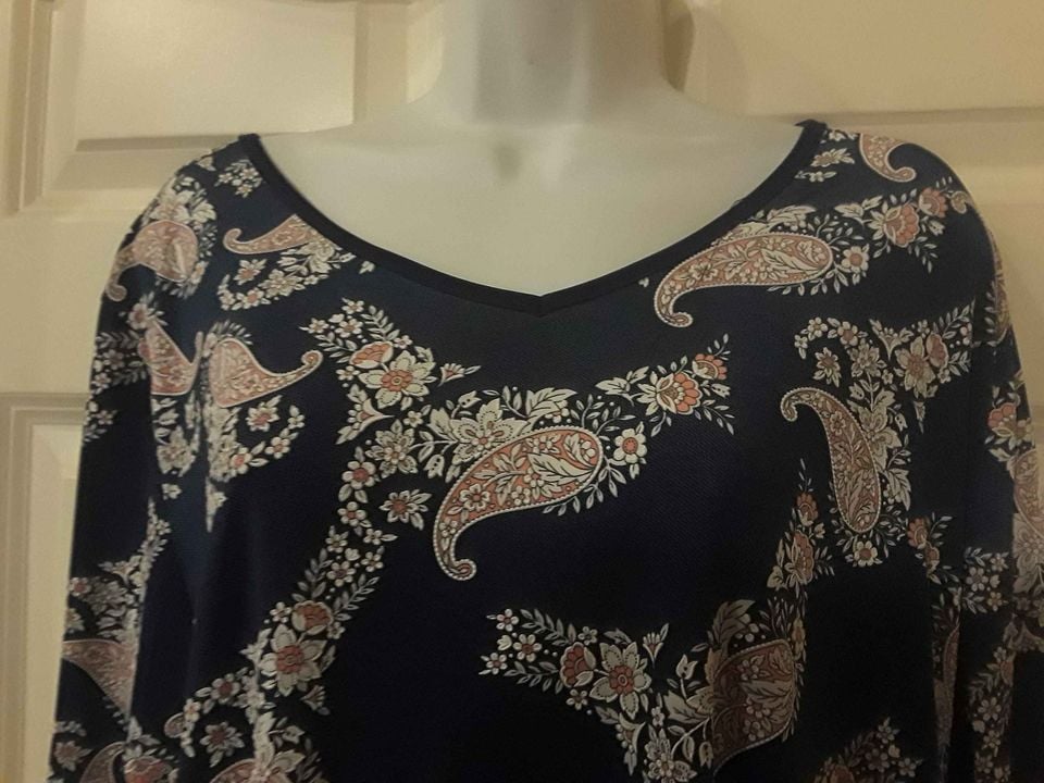 NEW Women's 1X Paisley Shirt 42 Inch Chest Drawstring at end of Sleeves
